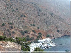 Loutro set lidt fra oven. Zigzag sporet op til Anopolis (600 m) anes p bjergsiden