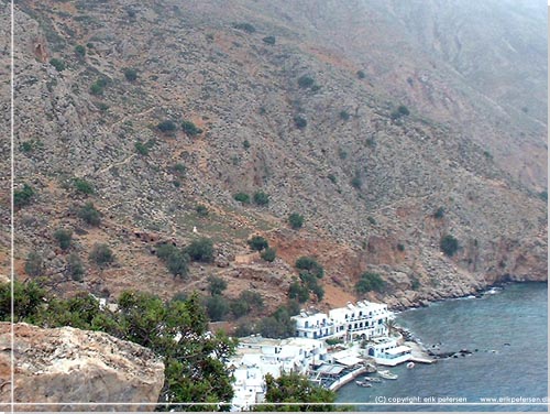 Loutro set lidt fra oven. Zigzag sporet op til Anopolis (600 m) anes p bjergsiden