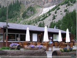 Bar og supermarked på Camping Monte Bianco La Sorgente