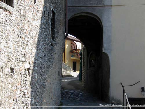 Toscana. Alpi Apuane trek. Dag 1. Smal passage gennem port i landsbyen Sassi