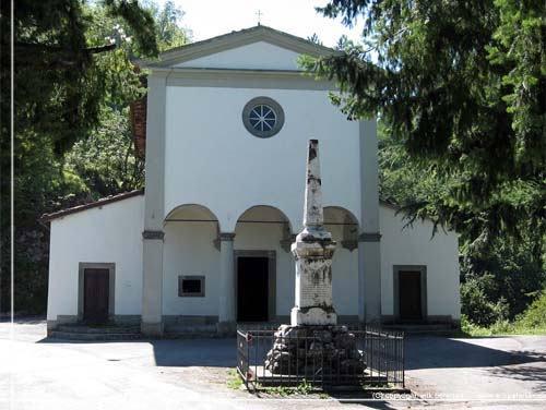 Toscana. Alpi Apuane trek. Dag 1. Kirken udenfor landsbyen Sassi