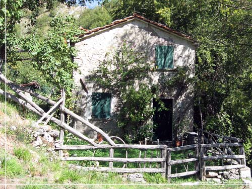 Toscana. Alpi Apuane trek. Dag 2. En af de forladte bygninger ved sti nr 138