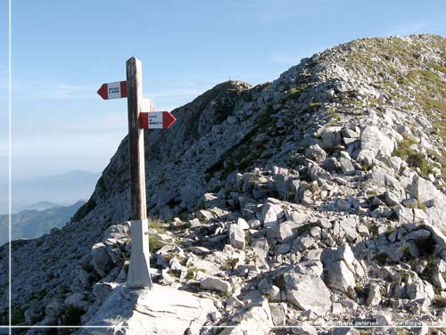 Toscana. Alpi Apuane trek. Dag 2. Skiltning p vej til Pania della Croce, der anes i baggrunden