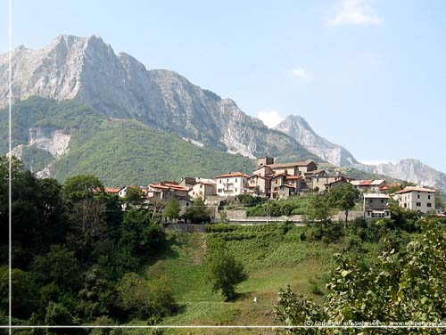 Toscana. Alpi Apuane trek. Dag 4. Vagli Sotto forude og imponerende bjerge i baggrunden