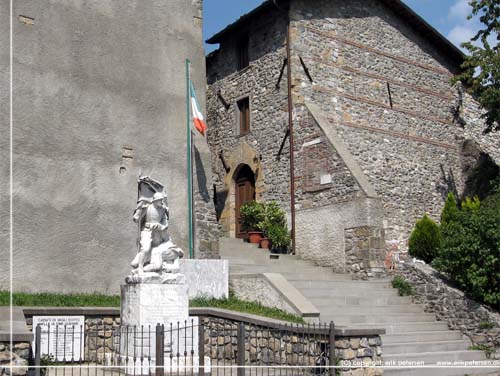 Toscana. Alpi Apuane trek. Dag 4. Vagli di Sotto. Mindesmrke p torvet