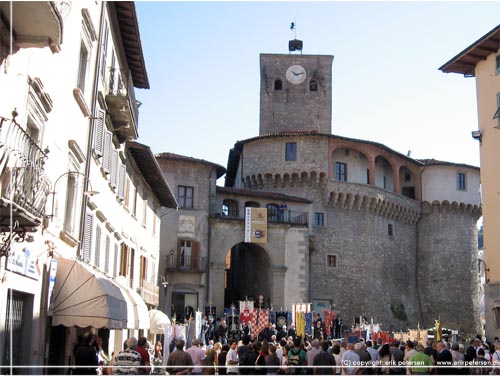 Toscana. Castelnouvo di Garfagnana. Byens centrum omkring det lille torv er meget charmerende