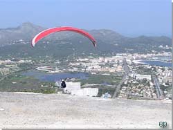 Mallorca. Hanggliderne startede her fra toppen