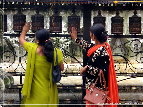 Nepal. Kathmandu. Svayambhu stupa. Kvinder ved bedemller