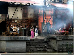 Nepal. Kathmandu. Ligbrnding ved Pashupati [Klik for et strre billede]