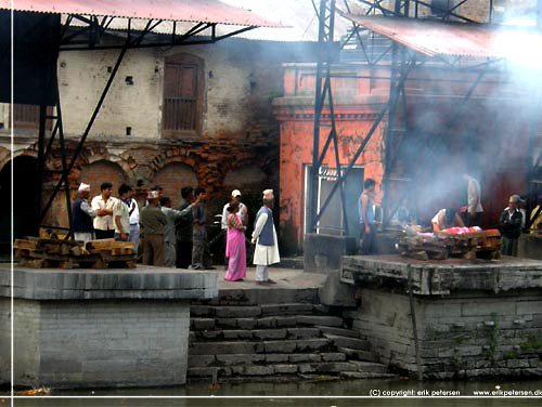 Nepal. Kathmandu. Ligbrnding ved Pashupati