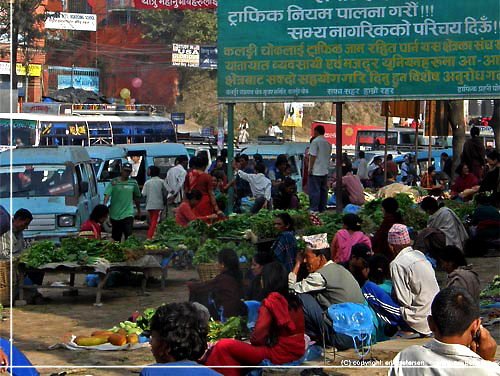 Nepal. Grntsagsmarked og gadehandel ved en af de store gader i Kathmandu