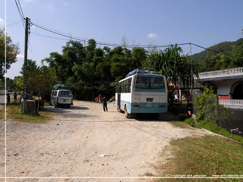 Nepal. Spisepause p en 'highway cafe' p hovedvejen fra Kathmandu til Pokhara og Lumle