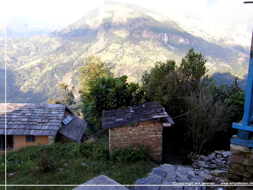 Nepal. Chandrakot. Det lille outhouse, lokum/cold shower i morgenlyset Nepal. Chandrakot. Det lille outhouse, lokum/cold shower i morgenlys