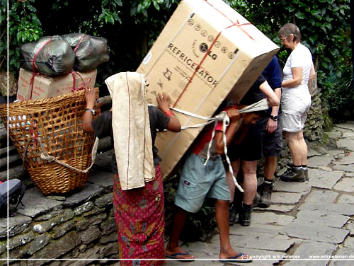 Nepal. Familie p vej hjem med indkb - bl.a. et kleskab...