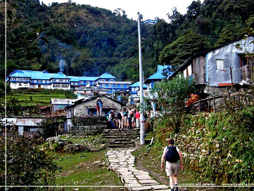 Nepal. Ghorepani. Forude en maoist kontrolpost