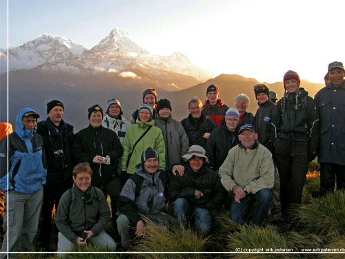 Vandretur i Nepal. Holdet p Poon Hill med Annapurna massivet i baggrunden