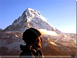 Nepal. Webmaster Erik Petersen med Annapurna South som baggrund [Klik for et strre billede]