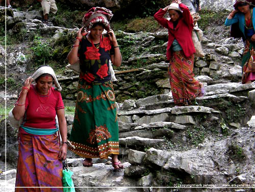 Nepal. Muntre kvinder brende p varer snakkede og grinede p deres vej