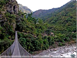 Nepal. Hngebroen over Kali Gandaki [Klik for et strre billede]