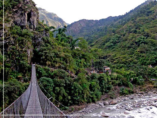 Nepal. Et kig tilbage efter hngebroen over Kali Gandaki floden ved Tatopani