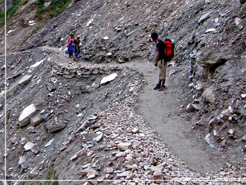 Nepal.  Smal sti langs Kali Kandaki ind til Tatopani