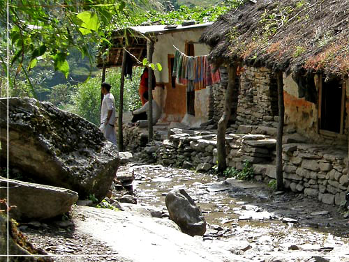 Nepal. Tatopani. P vej ud af byen