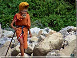 Nepal. Tatopani. Hellig mand p vandring langs Kali Gandhaki [Klik for et strre billede]