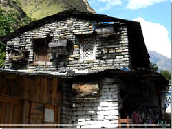 Nepal. Tatopani. Bistader p gavlen af et hus [Klik for et strre billede]