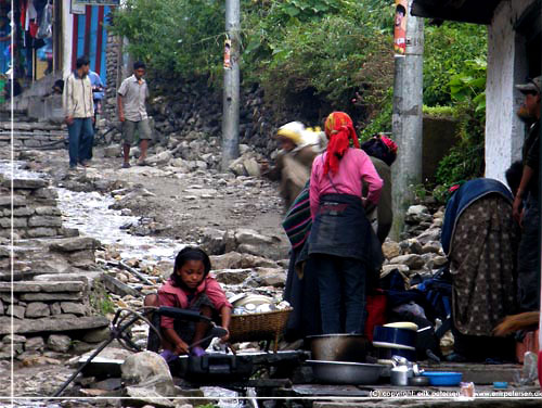 Nepal. Dagligdag i Tatopani kl 7 om morgenen. Her er der gang i opvaken