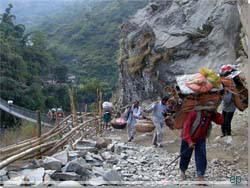 Nepal. Ved Tatopani. Sdan foregik transport i 2007, nu krer der biler [Klik for et strre billede]