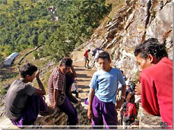 Nepal. Vores portere var ikke net lngere og holdt ogs hvil i passet [Klik for et strre billede]