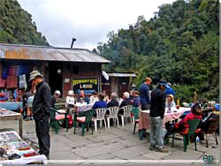 Nepal. P vej til Tadapani. Frokost p Hungry Eye Lodge [Klik for et strre billede]