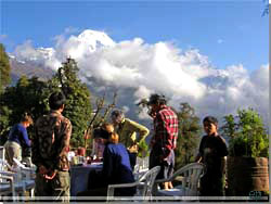 Nepal.   Panorama Point, Tadapani. Morgenmad udenfor klokken 7 [Klik for et strre billede]