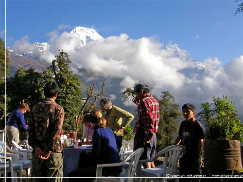 Nepal. Hotel Panorama Point, Tadapani. Morgenmad udenfor klokken 7