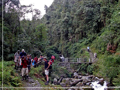 Nepal. På vej til Ghandruk. Selskabet krydser floden i kløften Nepal. På vej til Ghandruk. Selskabet krydser floden i kløften