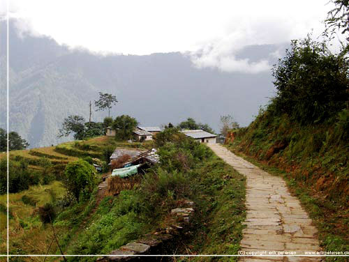 Nepal. På vej til Ghandruk. Et stykke af den velholdte flisebelagte vej Nepal. På vej til Ghandruk. Et stykke af den velholdte flisebelagte vej
