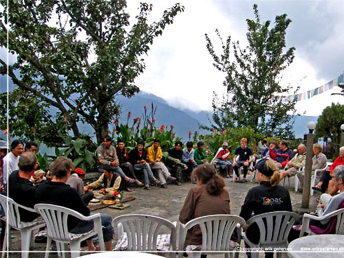 Nepal. Ghandruk. Velsignelses ceremoni p Hotel Milan