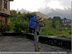 Nepal. Hotel Milan Ghandruk. Webmaster forsgte sig p sherpa maner [Klik for et strre billede]