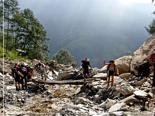 Nepal. Sti og bro var revet vk af smeltevand og broen erstattet af 2 trstammer