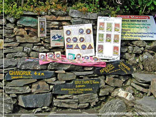 Nepal. Vejviser ved Don't Pas Me By Restaurant på vej til Birethanti Nepal. Vejviser ved Don't Pas Me By Restaurant på vej til Birethanti
