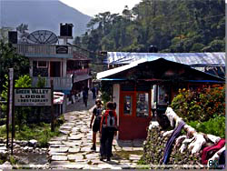 Nepal. P vej til Birethanti. Her Syauli Bazar, hvor vi spiste frokost [Klik for et strre billede]