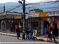 Nepal. Pokhara. Butiksgade [Klik for et strre billede]