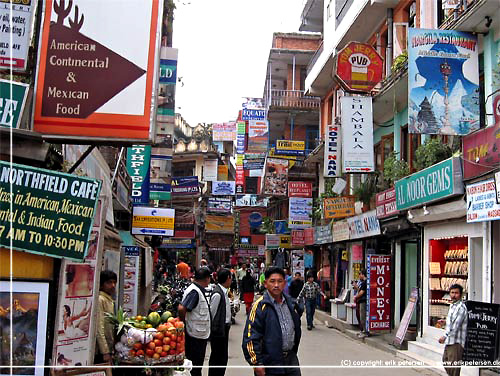 Nepal. Kalejdoskop af reklameskilte i Kathmandu
