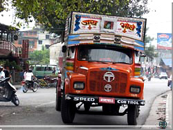 Nepal. Pokhara. Flot udsmykket vandtankvogn [Klik for et strre billede]