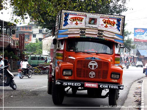 Nepal. Pokhara. Flot udsmykket vandtankvogn