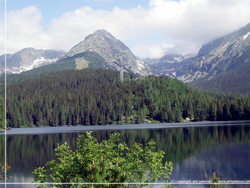 Slovakiet. Strbske pleso sen med skihopbanen i baggrunden