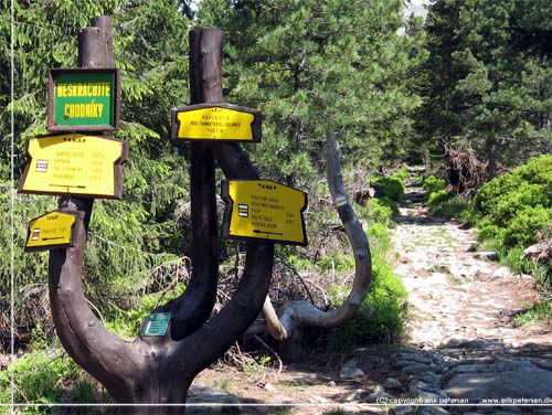 Slovakiet. Typisk skiltning p vandreruter i Slovakiske Tatra. Flot skiltetr