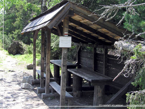 Slovakiet. Jamske Pleso sen er et udflugtssted. Her borde og bnke i et shelter