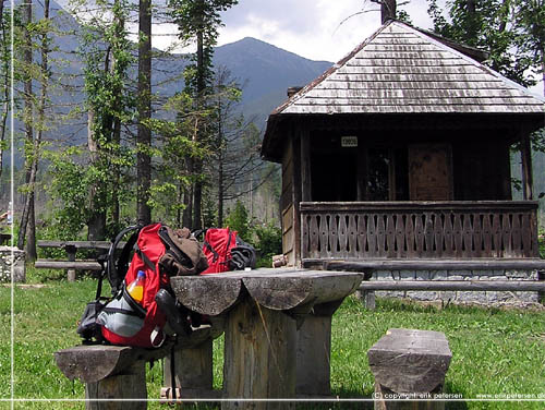 Slovakiet. Skovhuggerhus med bnke og borde ved Tatranska Matliare