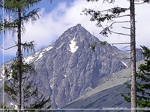 Slovakiet. Udsigt til Lomnick tt (2634 m) og kabelbanen